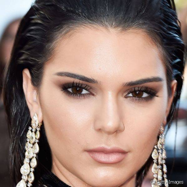 Kendall Jenner escolheu um batom nude cremoso que realçou a pele morena da top
